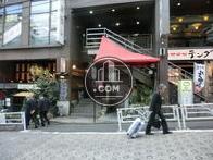 飲食店なども入居しているビルです