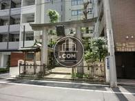 斜め向かいに神社があります