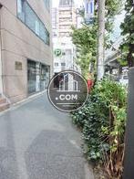 緑の植えられた歩道です