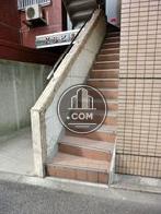 玄関横に外階段があります