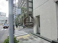 前面に歩道があります