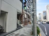 交差点前に建ちます