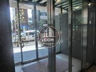 ガラス張りの自動ドアを採用