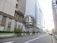 幅広い公道沿いに面しています