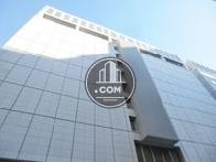 シンプルにまとめられた側面壁