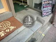 エントランス前に段差があります