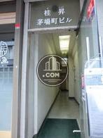 ビル名が表示された正面エントランス