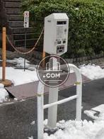 パーキングメーターのある前面通り