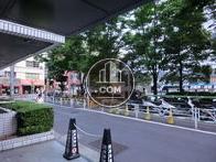玄関前の左方向です