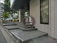 坂道に建っています