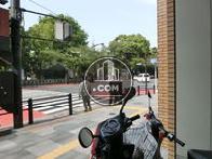 ビル前の通り