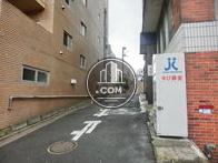 脇道は緩やかな坂道となっています