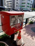 建物前にポストあり