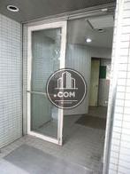両開きのガラス扉が付いた玄関です