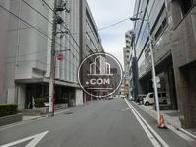 周辺は閑静なオフィス街です