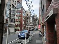 コンパクトサイズのビルが多く建ち並びます