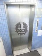 エレベーター乗り場前