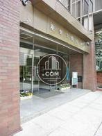 しっかりとした雰囲気の出入り口