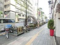 舗装された歩道が展開される玄関前