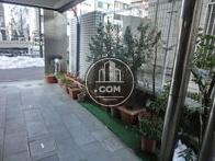 植栽などが置かれた玄関です