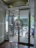 片方の扉を開いた様子