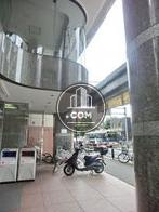 吹き抜け玄関前