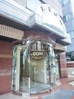 正面玄関も丸みを持たせたデザイン