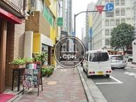前面には短時間貸しの駐車場があります