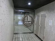 タイル張りのエントランスが特徴的ですね