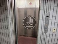 エレベーター内です