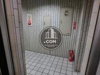 エレベーター内から見たエントランスです