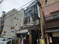 周辺はビルが建ち並んでいます