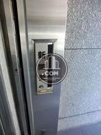 玄関に新聞受けがあります