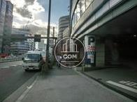 新宿通り側に駐車上があります