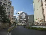 新宿御苑からの撮影。中央部分のガラス張り建物です