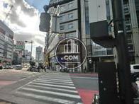 物件から新宿駅方向の横断歩道です