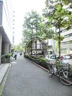 街路樹のある前面歩道