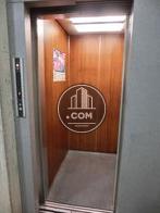 木目張りのエレベーター内