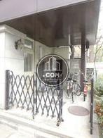 鉄扉に蛇腹式の鉄扉が配された階段口
