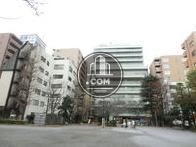 背面エリアに広大な敷地の公園が展開されています