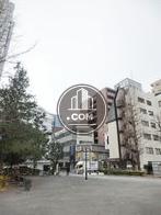 公園内から見た側面通りです