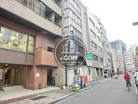 前面道路左側です