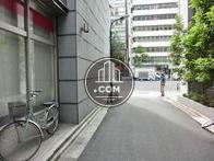 側面の通りは静かです