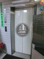 白い扉のエレベーターです