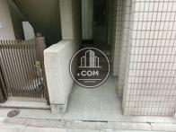 間口は狭いです