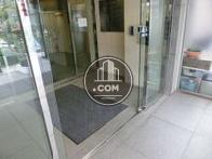 ガラス張りの自動ドアが設置されています