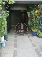 アプローチの長い正面玄関