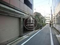 玄関は正面右側の脇道からです