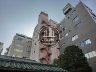ビル裏側に外階段があります