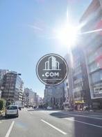 沢山のビルが建ち並ぶ公道